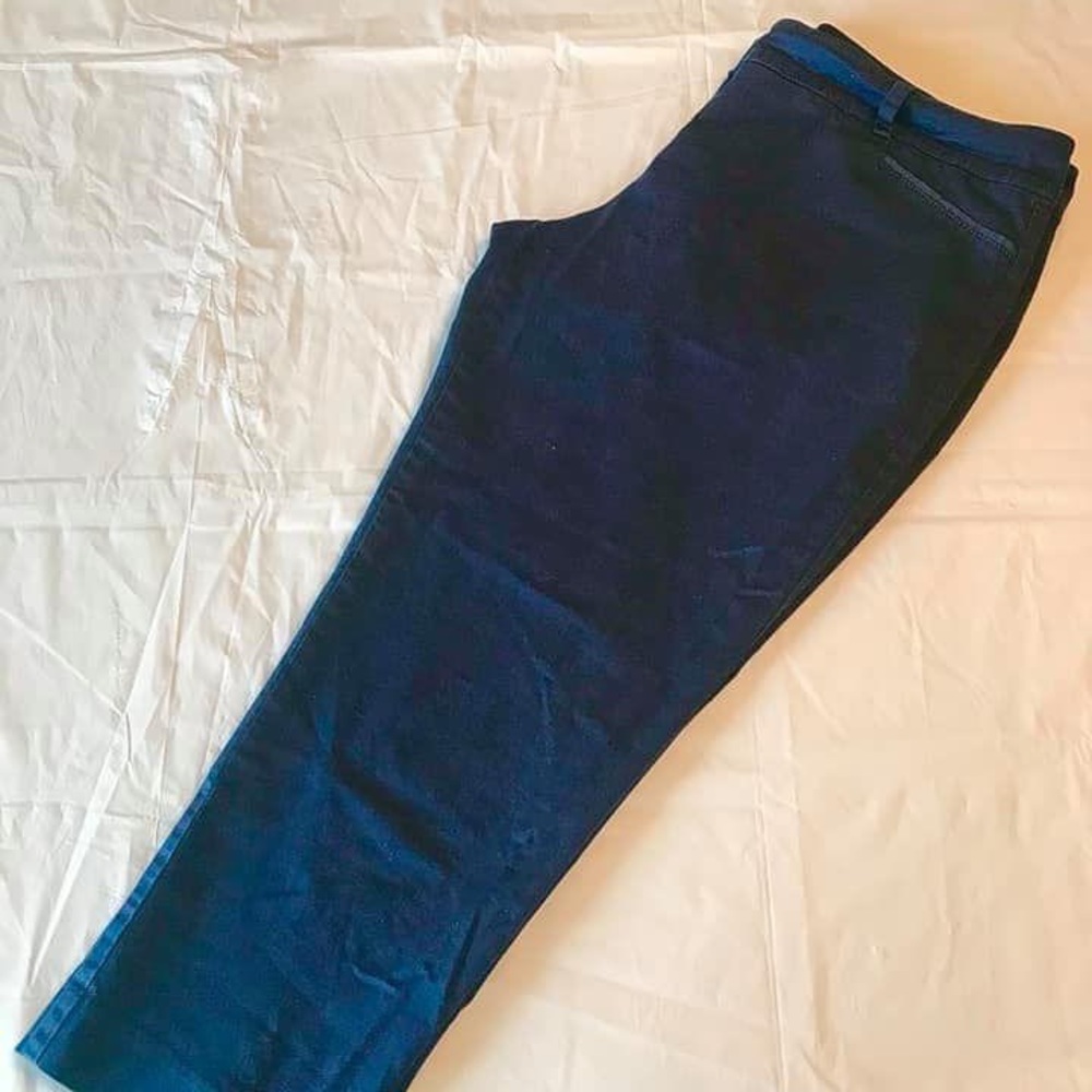 Ladies dark blue casual pants, size 12 shin length 7th Avenue design studio NY&C